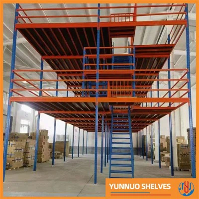 Hög queen size -säng med förvaring